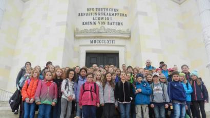 Bild: exb
Im Bild die Klassen 5b und 5c mit ihren Begleitlehrern (Tanja Bachfischer, Eva Helmlinger, Andreas Staufer und Uli Roth) auf der Treppe zur Befreiungshalle in Kelheim.