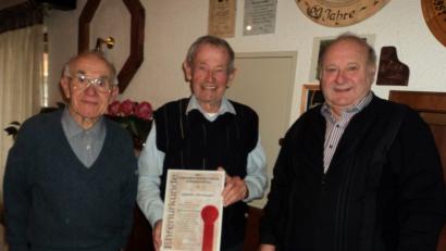 Bild: ksi
Günter Herrmann (Mitte) wurde von Georg Riedlberger (rechts) zum Ehrenvorsitzenden ernannt. Linsk im Bild Franz Schwarz, mit über 90 Jahren der älteste Teilnehmer an der Gymnastik.