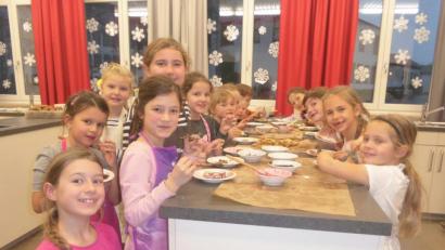 Bild: exb/Barbara Weismeier
Wer hat die buntesten Butterplätzchen? Beim Bestreuen geizen die 16 Buben und Mädchen nicht bei den Streuseln. Doch auch Keksplätzchen und Lebkuchen landen im Backofen.