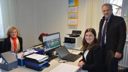 Bild: jr
Ikom-Vorsitzender Roland Grillmeier mit den Fachkräften Barbara Habel und Stefanie Schreiner (links) im neu eingerichteten Büro.