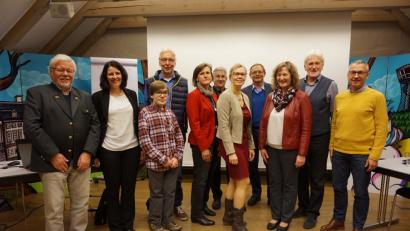 Bild: eib
Die gewählte Führung von „Bavaria Bohemia“ (von links): Beisitzer Richard Brunner, Schatzmeister Josef Braun, 3. Vorsitzende Karin Hartung, Kassenprüfer Herbert Antes, 2. Vorsitzende Gabi Dlubal, Kassenprüfer Michael Albang, Beisitzerin Kamila Spichtinger, Beisitzer Gerhard Grimm, Beisitzer Christoph Wurm, CeBB-Leiterin Veronika Hofinger und Stifungsvorstand Dr. Rudolf Ebneth. Nicht im Bild 1. Vorsitzende Irene Träxler und Beisitzerin Mirka Sebestová.