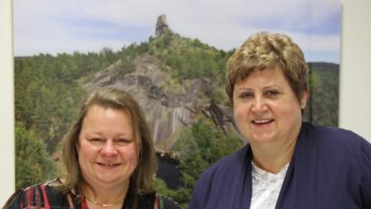 Bild: nm
Neue Gesichter im Rathaus: Diana Kraus (links) und Margit Frauenreuther werden in der Bürgerversammlung als neue Mitarbeiterinnen vorgestellt. In ihren Händen liegt die Geschäftsleitung beziehungsweise die Kämmerei.