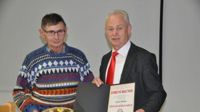 Bild: ak
An seinen Vorgänger Josef Moller überreicht Vorsitzender Alfred Schuster (von links) die Ernennungsurkunde zum Ehrenvorsitzenden des Fördervereins.