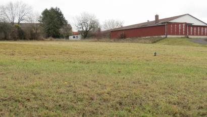 Bild: Köppl
Auf diesem städtischen Areal an der Ufertalstraße in Sichtweite zum Marienheim (links im Hintergrund) soll die geplante Seniorenwohnanlage entstehen.