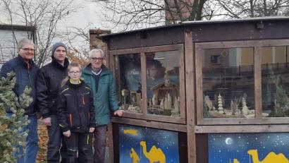 Bild: sei
OWV-Vorsitzender Klaus-Hannes Kahler, Michael Franke und Josef Rieder (von links) stellen jedes Jahr vor dem Advent die Weihnachtskrippe am Marktplatz auf. Fabian Franke (vorne) begutachtet immer als erster das gelungene Werk.