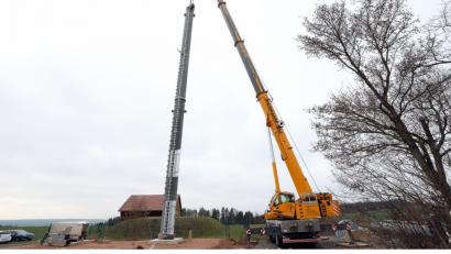 Bild: Wolfgang Steinbacher
An einem 150-Tonnen-Kran hängt der Funkmast für den Digitalfunk, der in zwei Tagen bei Thansüß aufgestellt wurde.