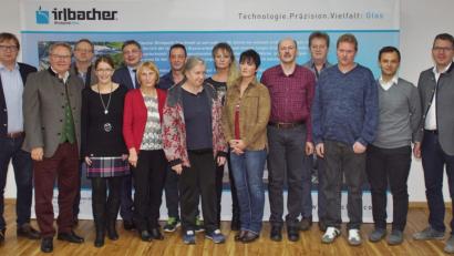 Bild: mmj
Die Jubilare mit 20, 25 und 30 Jahre Beriebszugehörigkeit, denen die Geschäftsführer (von links) Günther und Josef Irlbacher, Stephan Irlbacher (rechts) und IHK-Geschäftsführer Manuel Lischka (Fünfter von links) gratulierten.