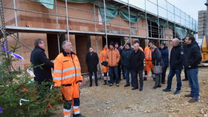 Bild: bö
Es nimmt Konturen an: Beim neuen Bauhofgebäude in Schmidmühlen ist jetzt der Richtbuschen gesetzt worden. Die Baustelle wird winterfest gemacht.