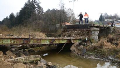 Bild: bey
Bürgermeister Rainer Rewitzer (links) informiert sich gemeinsam mit Bauamtsleiter Uli Rupprecht (rechts) über den Abbruch.