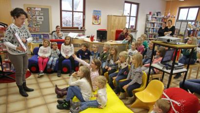 Bild: nm
Maria Müller (links) versteht es, Kinder zu begeistern. Sie schafft mit ihrer Geschichte vorweihnachtliche Stimmung in der Bücherei.