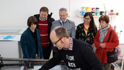 Bild: ihl
Señor Burns (Bernd Hofmann) zeigte bei der Eröffnung der Siebdruckwerkstatt die einzelnen Farbschritte beim Drucken auf Papier. Das Oberpfälzer Künstlerhaus will die eigenen Druckwerkstätten im kommenden Jahr weiter in den MIttelpunkt stellen.