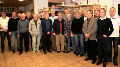 Bild: wro
Treffen der Altstars: "Herzlich willkommen bei der Spielvereinigung", sagen SpVgg-Vorsitzender Freddie Klarner (rechts) und Bürgermeister Toni Dutz (Bildmitte).