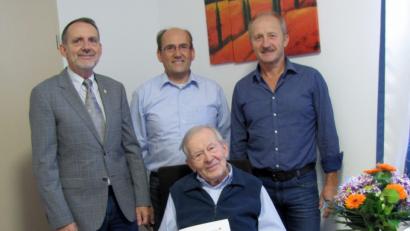 Bild: bij
Zur außergewöhnlichen Mitgliedschaft über 75 Jahre Gewerkschaftszugehörigkeit gratuliert IG BCE Bezirksleiter Hartmuth Baumann gemeinsam mit den Ortsgruppenvorsitzenden Josef Birner und Josef Altmann (von links) dem langjährigen Ausbildungsleiter der Amberger Kaolinwerke, Gottfried Kaa.