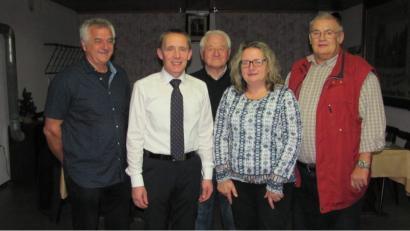 Bild: sei
Mit Zuversicht geht Friedrich Janner (Zweiter von links) ins Rennen um das Bürgermeisteramt. Die Marktratskollegen Franz Sperl (links) und Werner Paulus (rechts) gratulieren zur einstimmigen Wahl ebenso wie Anton König (Mitte). Janner ist mit seiner Frau Kerstin (Zweite von rechts) seit 1995 verheiratet.