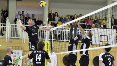 Bild: Hubert Ziegler
Ein Duell am Netz auf Augenhöhe erwartet der VC Amberg im Bayernliga-Heimspiel am Sonntag gegen den TB/ASV Regenstauf. Gegen den Oberpfalz-Rivalen haben die Amberger – im Bild von links Basti Barth, Wenzel Huber (beim Schmetterball) und Marco Nanka – in einem Punktspiel allerdings noch nicht gewonnen.