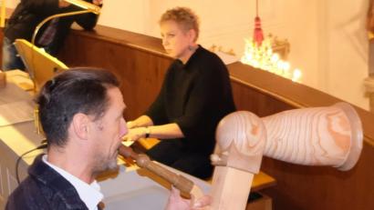 Bild: mab
Eine interessante Kombination von Instrumenten, die in der Miesbergkirche zu hören war: Das Alphorn, gespielt von Robert Vogel und die Kirchenorgel mit Susanna Müssig-Wilczek.