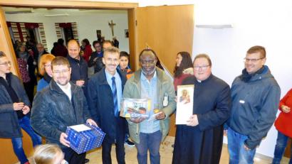 Bild: hai
In seiner Heimat möchte Pfarrvikar Augustine Oburota (Mitte) von den Spenden aus Kirchenlaibach und Mockersdorf einen Traktor kaufen. Als Abschiedgeschenk gibt es von Pfarrgemeinderatsvorsitzendem Thomas Horn (links daneben) schon mal einen als Spielzeug. Von Pfarrer Sven Grillmeier (rechts daneben) nimmt der Geistliche eine Stola mit nach Nigeria.