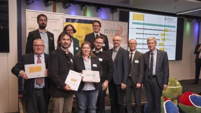 Bild: fabianvogl.com
Die Lobkowitz-Realschule Neustadt/WN ist als "MINT-freundliche Schule" und "Digitale Schule" ausgezeichnet worden. Stellvertretender Konrektor Ramon Gomez-Islinger (Zweiter von links) nimmt das Zertifikat entgegen.