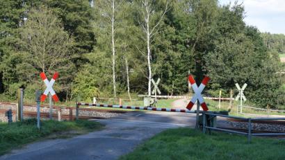 Bild: bnr
Dies ist einer von zwei Bahnübergängen, die im Stadtgebiet im Rahmen der Elektrifizierung ertüchtigt werden sollen.Die Notwendigkeit und die Kosten fordern den Widerspruch des Stadtrates heraus.