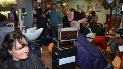 Bild: dob
Am Freitag, 7. Dezember, von 16 bis 20 Uhr wird im Friseurstudio Günther Schönberger wieder für die Kinderkrebshilfe in der Region Oberpfalz Nord gearbeitet. Viele Helfer, die den Aktionstag unterstützen, stehen tatkräftig zur Seite.