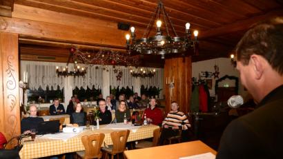 Bild: bey
Bürgermeister Rainer Rewitzer freut sich bei der Bürgerversammlung über die positive Entwicklung der städtischen Finanzen und hadert mit den Umweltfrevlern. Ihm fehlt das Verständnis für Hundekot in Tüten auf dem Spielplatz.