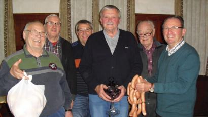 Bild: dip
Der Napoleaner Hans Laubmeier (Mitte) hat beim Preiswatten die besseren Karten gegenüber Hans Stich (Dritter von links) und Franz Witt (Zweiter von links). Schloderclubchef Karl Schmal (Zweiter von rechts) überreicht die Preise.