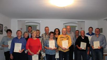 Bild: gma
Vorsitzender Reinhold Meyer (hinten, Dritter von rechts) hat Urkunden für (vorne von links) Rita Sieber, Adolf und Dora Legath, Ursula Dötsch, Reinhold Hirsch, Georg Sticht, Erwin Lottes, (hinten von links) Anni Schreyer, Herbert Tretter, Mariele Hirsch, Gerhard Meyer, Ingrid Meyer, Lorenz Merkl und Thomas Schreyer dabei.