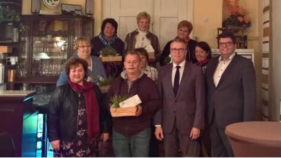 Bild: exb
Der Pool an Ehrenamtlichen bei Leben Plus wächst. Im Bild zeigt (hinten von links): Christl Schmidt , Rosi Kopf, Maria Ruppert sowie (Mitte von links) Brigitte Göths, Bernhardine Nickl, Gerlinde Lindner und (vorne von links) Cornelia Stahl, Helmut Thoma, Franz Stahl, Holger Schedl.