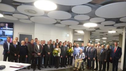 Bild: bk
"850 Arbeitsjahre sind heute versammelt" bemerkte Geschäftsführer Christian Engel (rechts) bei der Ehrung der Jubilare. Ihnen dankte er auch im Namen seines Bruders Lars (links) für die Treue zur BHS Corrugated.