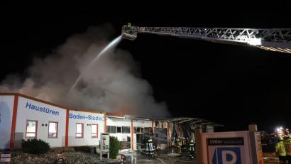 Bild: Wolfgang Steinbacher
Ein Großaufgebot an Feuerwehrleuten bekämpft das Feuer in der Weigendorfer Fensterfirma.
