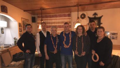 Bild: sei
Über Wurstketten freuen sich die besten Schätzer des Spardoseninhalts beim "Xantl"-Stammtisch. Von links:
Vorsitzender Oliver Pöhnl, Vize-Bürgermeister Richard Kammerer, Fritz Dörwald, Lars Marksteiner, Gabi Heiß, stellvertretender Vorsitzender Thomas Voigt und Simone Dobner.