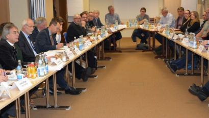 Bild: exb
Am Runden Tisch: Bürgermeister Ludwig Reger, Bürgermeister Martin Birner, Regierungspräsident Axel Bartelt (Erster bis Dritter von links) zusammen mit den Vertretern der Fischerei, der Landwirtschaft, der Ländlichen Entwicklung und der Wasserwirtschaft.