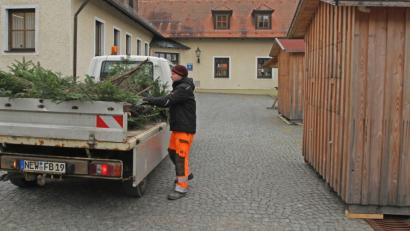 Bild: nm
Der Rathausvorplatz verwandelt sich in den kommenden Wochen in ein vorweihnachtliches Wunderland. Vom Bauhof wurden schon mal Fichtenzweige zur Dekoration geliefert. Auch die Buden stehen schon.