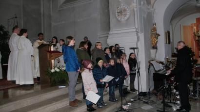 Bild: wro
Der von Werner Fritsch (rechts) ins Leben gerufene und geleitete Kinderchor nennt sich jetzt „Pfarreispatzen“.