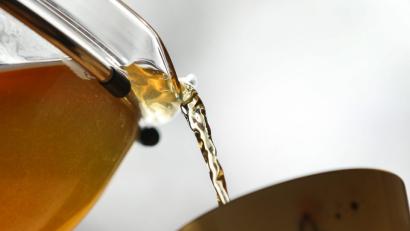 Bild: Karl-Josef Hildenbrand/dpa
Grüner Tee wird in eine Tasse gegossen.