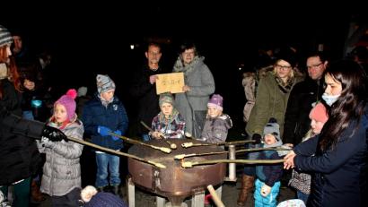 Bild: zer
Die Kinder versammeln sich um den Feuerkorb und halten das Stockbrot ins Feuer.