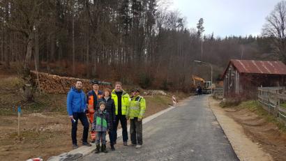 Bild: fjo
Polier Alois Sorgenfrei und Ingenieur Gunther König verständigen sich beim Ortstermin mit Bürgermeisterin Margit Kirzinger (von rechts) auf das Frühjahr für den noch fehlenden Auftrag der Feinschicht.