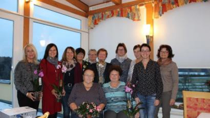 Bild: sis
Bei der Preisverteilung (von links, stehend) der Sonderpreise: Sandra Weis, Gerda Stollner, Petra Danhauser, Heike Herbst, Hildegard Schötz, Frederike Kölbel, Sigrid Nitzbon und Petra Kölbel sowie
Fachberaterin Michaela Basler und Vorsitzende Anita Utz; sitzend: Betty Utz und Berta Weis.