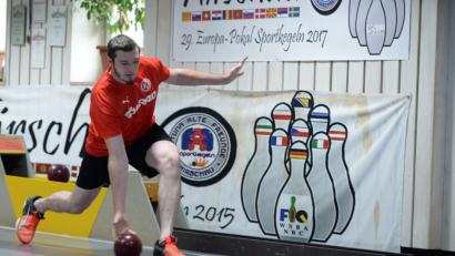 Bild: brü
Robert Rösch (Bild) und seine Mitspieler von Rot-Weiss Hirschau wollen sich mit einem Sieg von ihren Zuschauern verabschieden. Im letzten Heimspiel des Jahres ist der ESV Schweinfurt zu Gast beim Spitzenreiter.