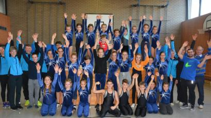 Bild: jr
Gut gelaunt zeigen sich die Teilnehmer der Vereinsmeisterschaften im Turnen des TSV Pechbrunn-Groschlattengrün. Mit im Bild Vorsitzende Doris Reiß (Zweite von links) und Übungsleiter Florian Reiß (Zweiter von rechts).