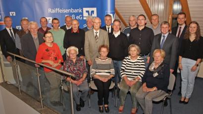 Bild: nm
Die Raiffeisenbank zeichnet eine Reihe von Männern und Frauen für 30-, 40- oder 50-jährige Mitgliedschaft aus.