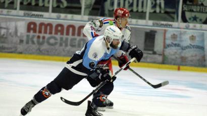 Bild: gb
Beim 2:1-Hinspielsieg gegen die Selber Wölfe (Szene) gab der ehemalige Selber Herbert Geisberger (vorne) sein Debüt im Trikot der Blue Devils. Am Freitag kehrt Geisberger mit den Weidenern an seine frühere Wirkungsstätte zurück.