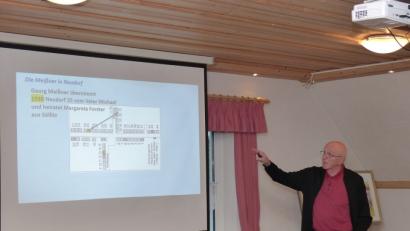 Bild: hme
Johann Zeiler erklärt mit Hilfe vom Ortsplan die Familiengeschichte, hier der Familie Meißner.