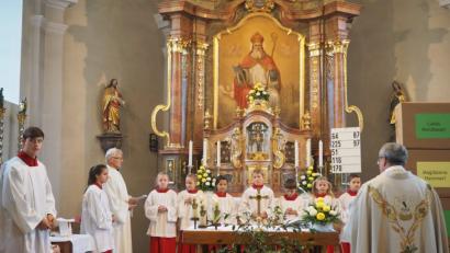 Bild: exb
Die Ministrantenschar wurde verstärkt. Im Bild von links die Oberministranten Simon Weiß und Lucia Stahl, Pastoralreferent Alfred Kick, Katharina Braun, Magdalena Hammerl, Lina Merter, Simon Preßl, Vincent Riedl, Eva Meller, Lukas Mutzbauer und Pfarrer Markus Ertl.