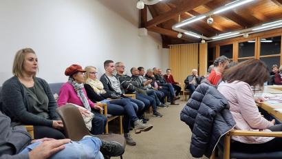 Bild: bsc
Die endgültige Entscheidung, welche Kläranlage in Friedenfels gebaut wird, interessiert die Bürger. Die sonst in Gemeinderatssitzungen meist leeren Stühle hinter dem Gremium (rechts) reichen am Mittwochabend nicht aus.