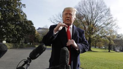 Bild: Evan Vucci/dpa
Donald Trump, Präsident der USA, spricht mit Reportern vor dem Weißen Haus, bevor er sich auf den Weg zum G20-Gipfel in Argentinien macht. Ob der ein Erfolg wird, hängt vor allem auch an ihm.