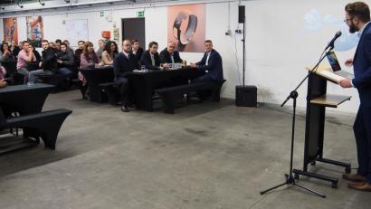 Bild: Bühner
BAM GmbH-Geschäftsführer Marco Bauer begrüßt Mitarbeiter und Ehrengäste.