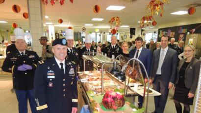 Bild: mor
Brigadegeneral Christopher LaNeve (Zweiter von links), Oberst Adam Boyd (Dritter von links) und die Soldaten servieren das Thanksgiving Lunch. Unter den Gästen sind unter anderen Boris Niklas von der Bayerischen Staatskanzlei und Bürgermeister Edgar Knobloch (Zweiter und Dritter von rechts).