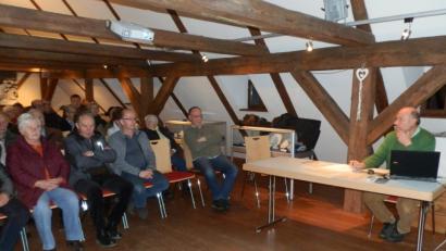 Bild: fsc
Im Saal des Sengerhof-Anwesens sprach Albert Köstler (rechts) über „Gesichter eines Ortes“.