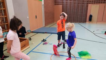 Bild: exb
Beim bayerischen Kinderturnabzeichen haben die Buben und Mädchen der Grundschule Krummennaab viel Spaß.